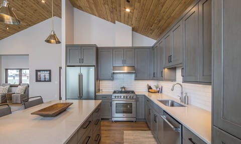 Beautiful Modern Kitchen to Fit All Your Cooking Needs