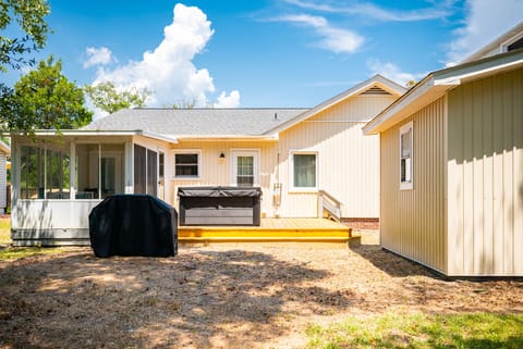 Exterior / Hot Tub - Back (Note: hot tub is no longer available)