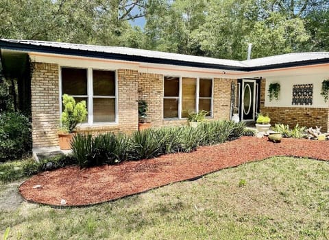 Landscaped front yard & front patio