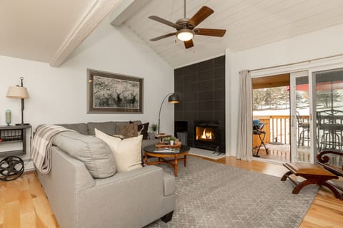 Relax in front of the fireplace with friends and family after a long day in the mountains!