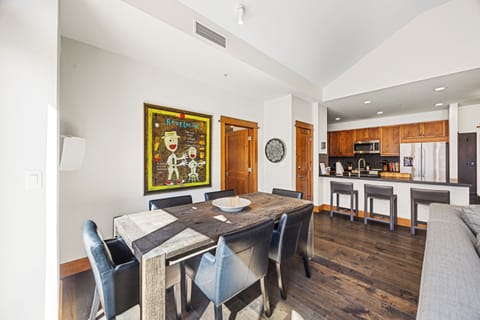 Dining for 6 with a breakfast bar for 3