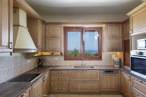 A fully equipped kitchen awaits to inspire you for culinary wonders