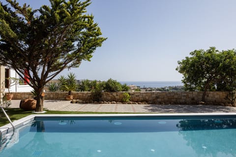 Tranquility unfold at the 30m2 pool area, with Sea Views.