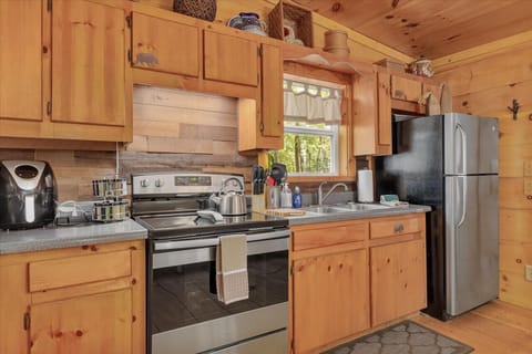 Air Fryer provided, spices, cookware, crockpot, no dishwasher in this cabin.