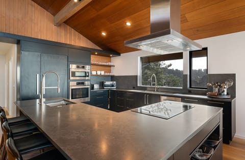 Fully stocked kitchen w/ everything you need to make gourmet meals 