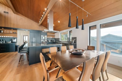 5 comfy bar stools @ kitchen counter; plus a separate coffee bar w/ ice-machine