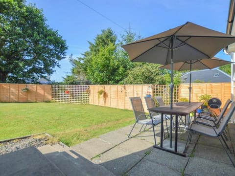 Sky, Property, Plant, Chair, Table, Shade, Outdoor Furniture, Outdoor Table, Tree, Building