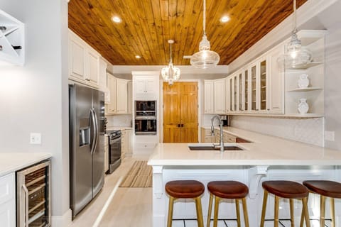 Large modern kitchen has everything necessary to make delicious meals!