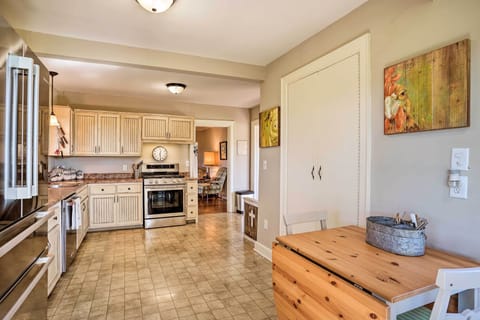 Kitchen | Coffee Maker | Toaster | Blender | Paper Towels/Trash Bags Provided