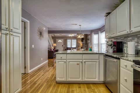 Smoky Mountain Cottage "Alluring River" - Fully furnished kitchen with granite countertops