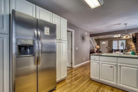 Smoky Mountain Cottage "Alluring River" - Fully furnished kitchen