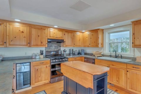 Large kitchen for big group meals. Private chef recommendation available on request