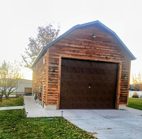 You have arrived to the Rustic Bunglow Barn. This is the driveway to park in.