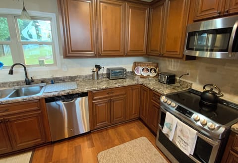 Full kitchen with all you should need for breakfast, lunch and dinner at home