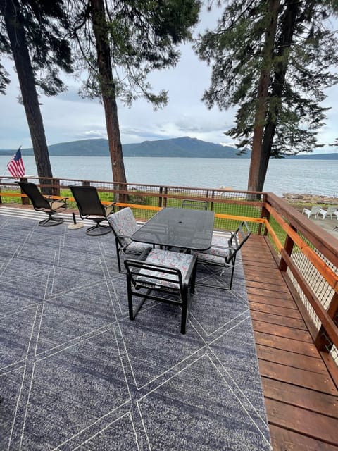 Large Deck with a magnificent view of Mt. Dyer!