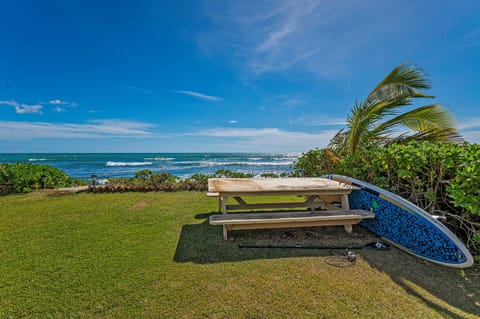 Idyllic picnic table overlooking the ocean - Idyllic picnic table overlooking the ocean