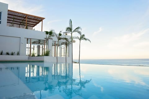 Infinity pool overlooking the pacific ocean