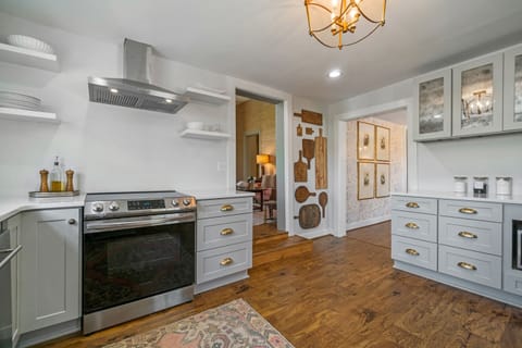 Just steps away from serving a formal dinner or an outdoor picnic. 