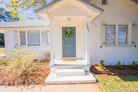 Welcoming front porch with keypad front door for easy check in/check out.