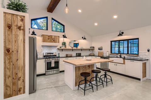 Fully Equipped Kitchen with a Kitchen Bar