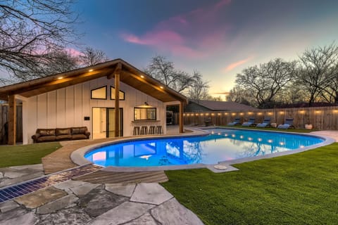 Enjoy this Pool-Side House!