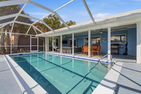 EXTRA LARGE LANAI (New Sturdy XL Cage) w/LARGE SALTWATER POOL.  NEW METAL ROOF.