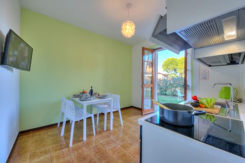 Living room with dining table, equipped kitchen and smart tv