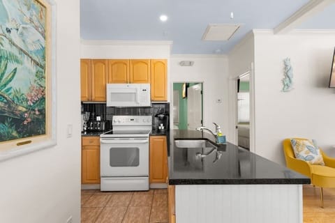 "Poolside Suite" Kitchen