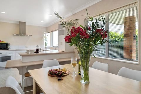 Dining & Kitchen area