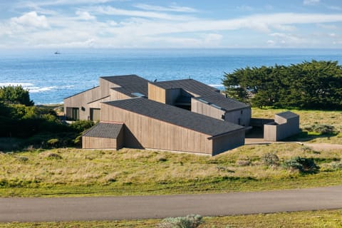 You arrive to light, open sky, and the steady presence of the Pacific—an iconic Sea Ranch home where architecture and landscape quietly invite you to slow down.