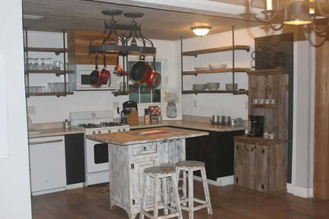 Country Kitchen stocked with everything you need. Whether you like the kitchen to yourself or want entire family as your su chef, this kitchen will not disappoint. Full size appliances including a dishwasher.