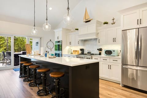 Door County is a foodie's paradise, but if you prefer to eat in we are pleased to offer a fully stocked chef's kitchen for all of your culinary adventures! We even offer a sous vide cooker! Happy cooking!