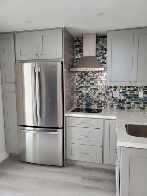 Kitchenette downstairs pool guesthouse