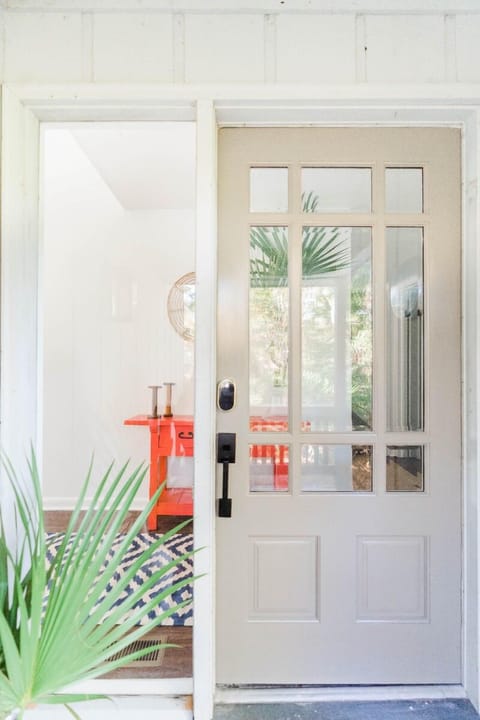 Front Door, Welcome to Splash of Chic!