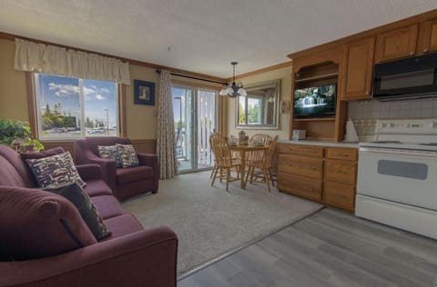 Welcome to Mountain Lodge 263, a charming property with expanded kitchen countertops and a brand new deck!