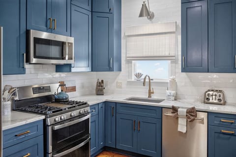 Kitchen - Fully Stocked Kitchen and Modern Appliances