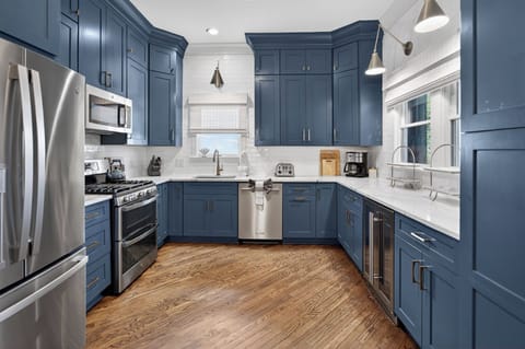 Kitchen - Fully Stocked Kitchen and Modern Appliances