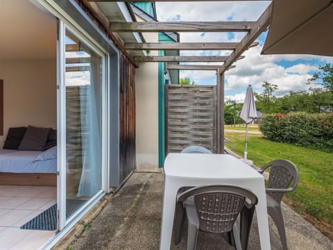 Daytime, Property, Furniture, Plant, Shade, Sky, Wood, Building, Interior Design, Cloud