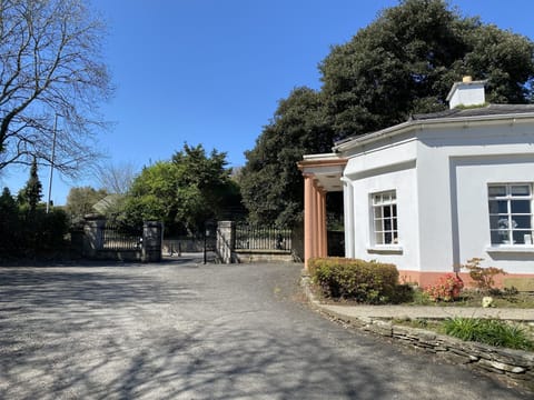 The Gatelodge - parking for 2 cars on either side of gate