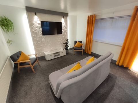 Apartment 5 Living Room & Double Sofa Bed