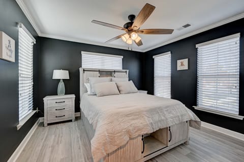 Upstairs bedroom with queen size bed.