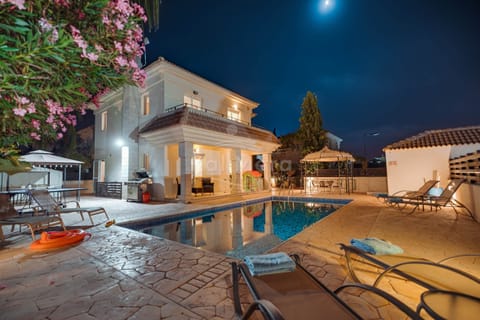 Hanna by Night