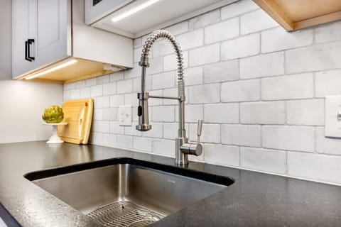 Single handle kitchen faucet with pull down sprayer