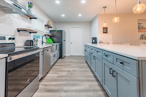 newly renovated & well lit kitchen (full equipped)