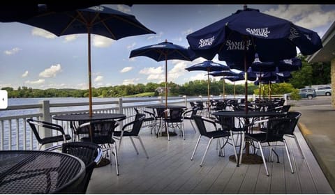 The Cove, waterfront lunch/dinner