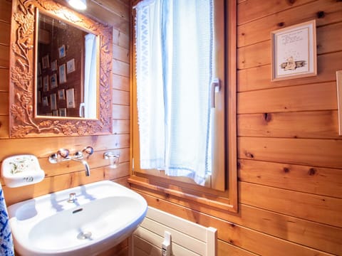 Mirror, Brown, Tap, Sink, Plumbing Fixture, Bathroom Sink, Property, Bathroom Cabinet, Purple, Window