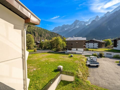 Cloud, Plant, Sky, Daytime, Property, Mountain, Building, Window, Highland, Tree