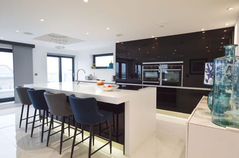 First floor: Modern breakfast bar