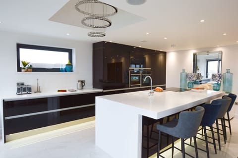 First floor: Well-equipped kitchen with dishwasher and washing machine