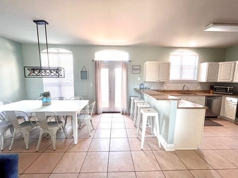 Lazy Marlin Destin-Dining and Kitchen